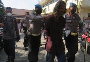 Pria Gondrong Bawa Golok Ngamuk dan Maki-Maki Polisi di Mapolresta Yogya